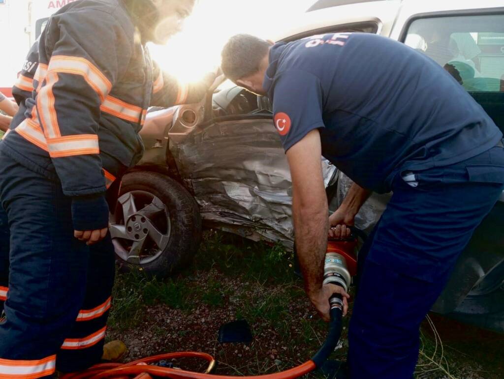 Otomobil ile kamyonet çarpıştı: Yaralılar var!