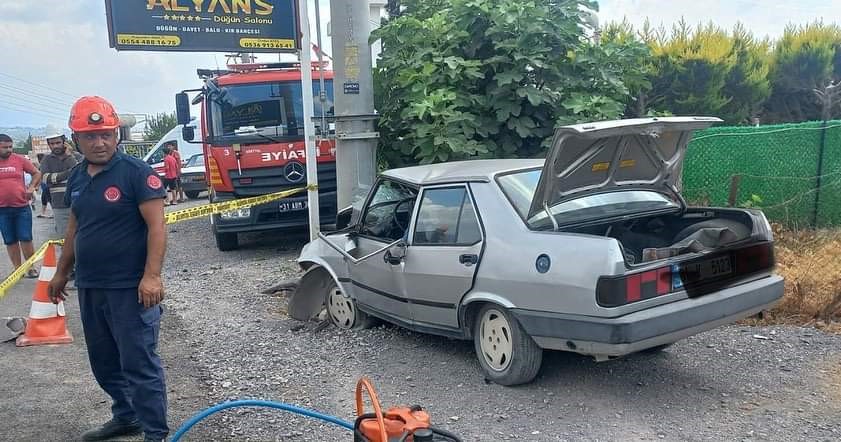 Aydınlatma direğine çarpan otomobil, sürücüsüne mezar oldu