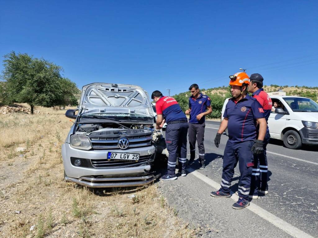 Mardin’de 2 araç çarpıştı, 2 kişi yaralandı!