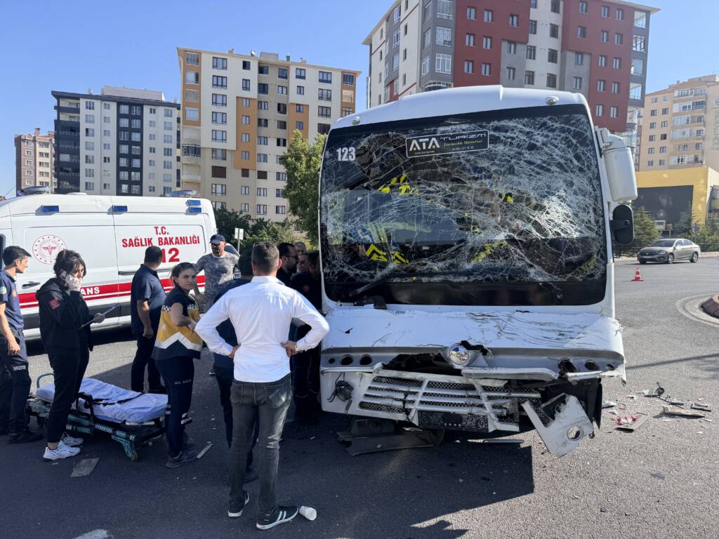 Kamyonla işçi servisi çarpıştı: Çok sayıda yaralı!