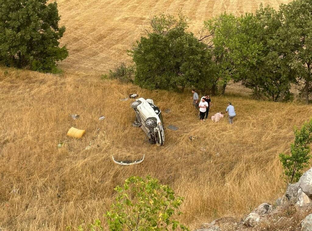 Otomobil uçurumdan uçtu: 3 kişiyi ölüm teğet geçti!