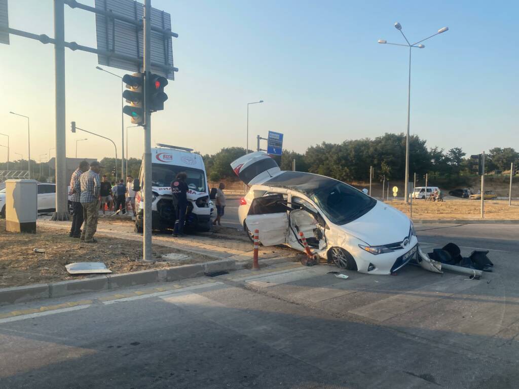 Çanakkale’de ambulans ile otomobil çarpıştı: Yaralılar var!