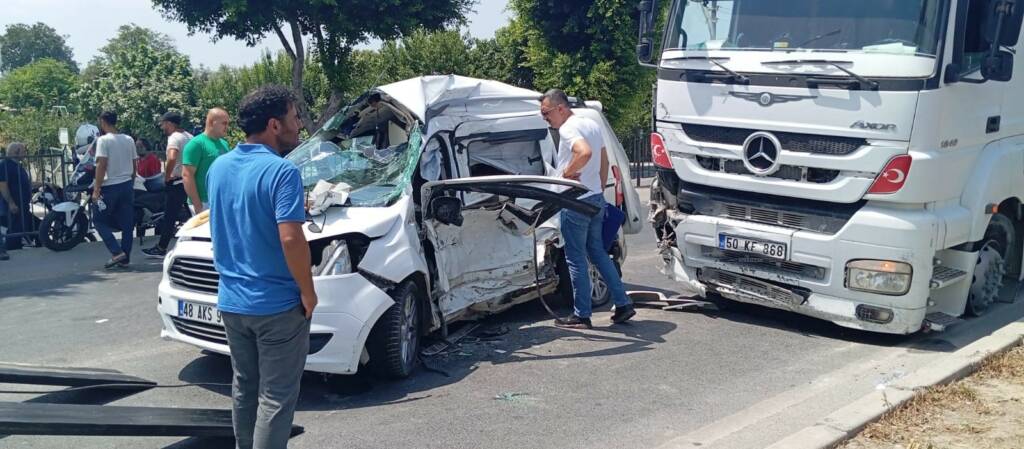 Mersin’de feci kaza: Araçta sıkıştı!