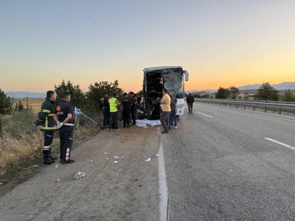 Yolcu otobüsü ile kamyon çarpıştı: Ölü ve yaralılar var!