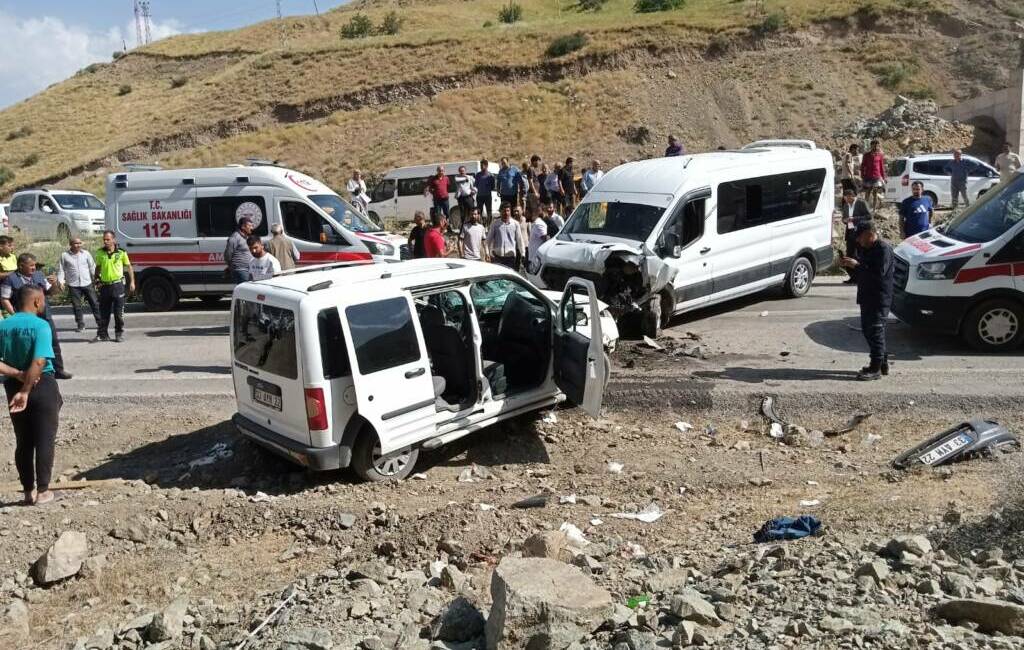 Hakkari'nin Yüksekova ilçesinde yolcu