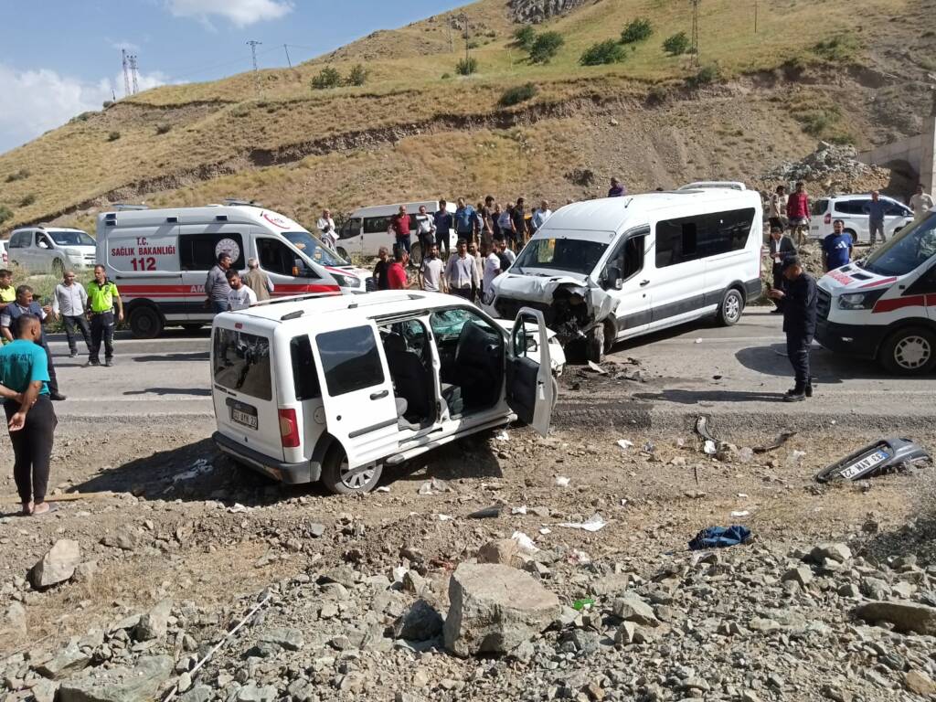 Hakkari’de feci kaza: Çok sayıda yaralı!