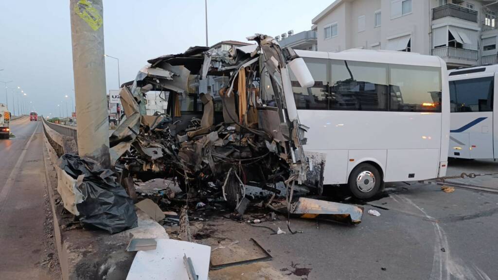 Antalya turistleri taşıyan midibüs kaza yaptı