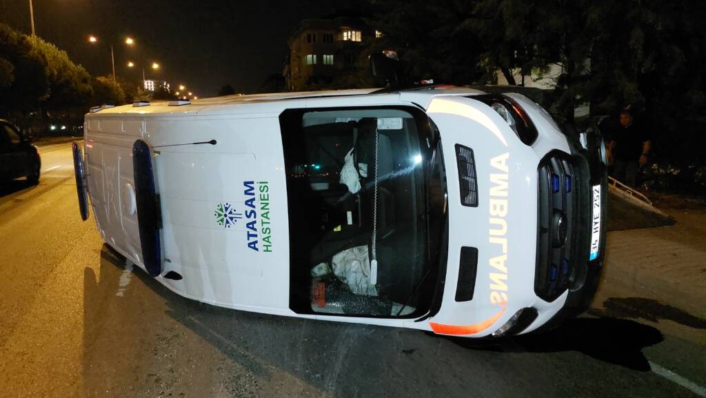 Otomobil ile ambulans çarpıştı: Yaralılar var!