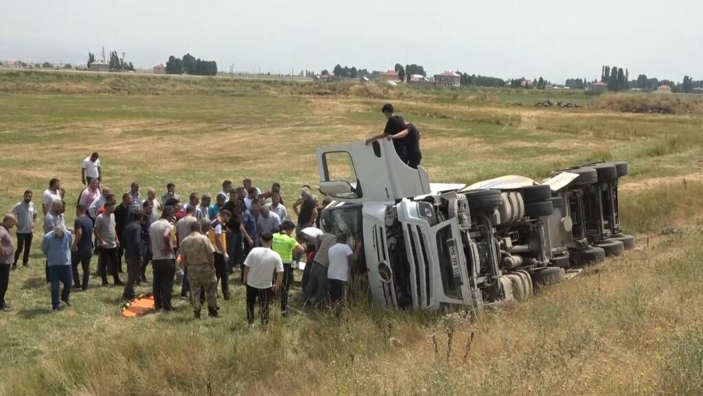 Muş’ta çimento taşıma aracının