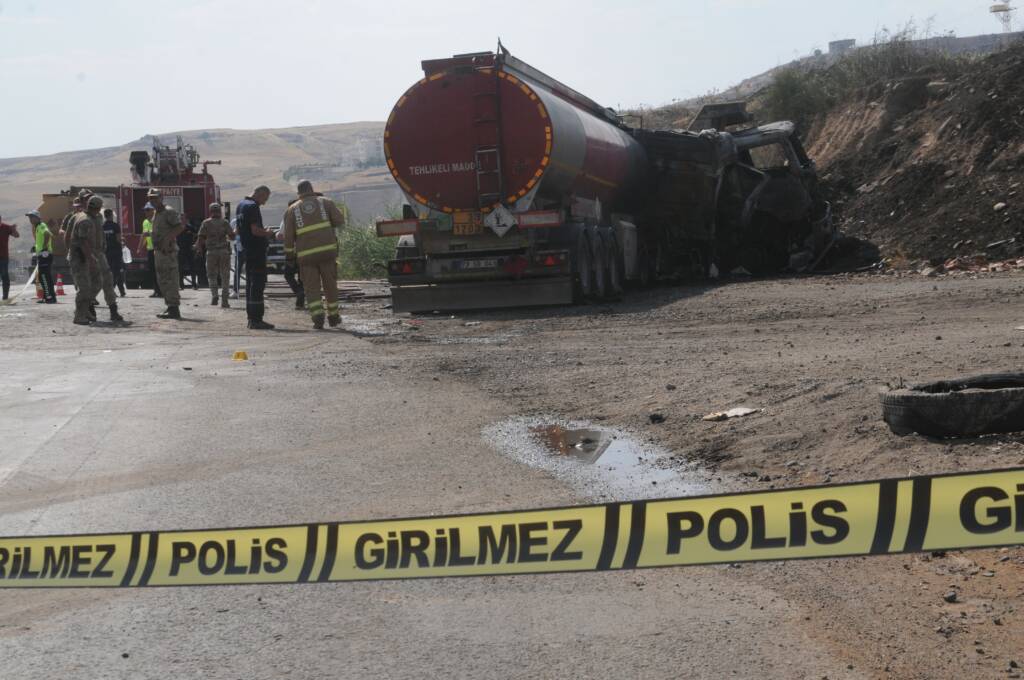 Hafriyat kamyonu ile tır çarpıştı: Ortalık savaş alanına döndü!