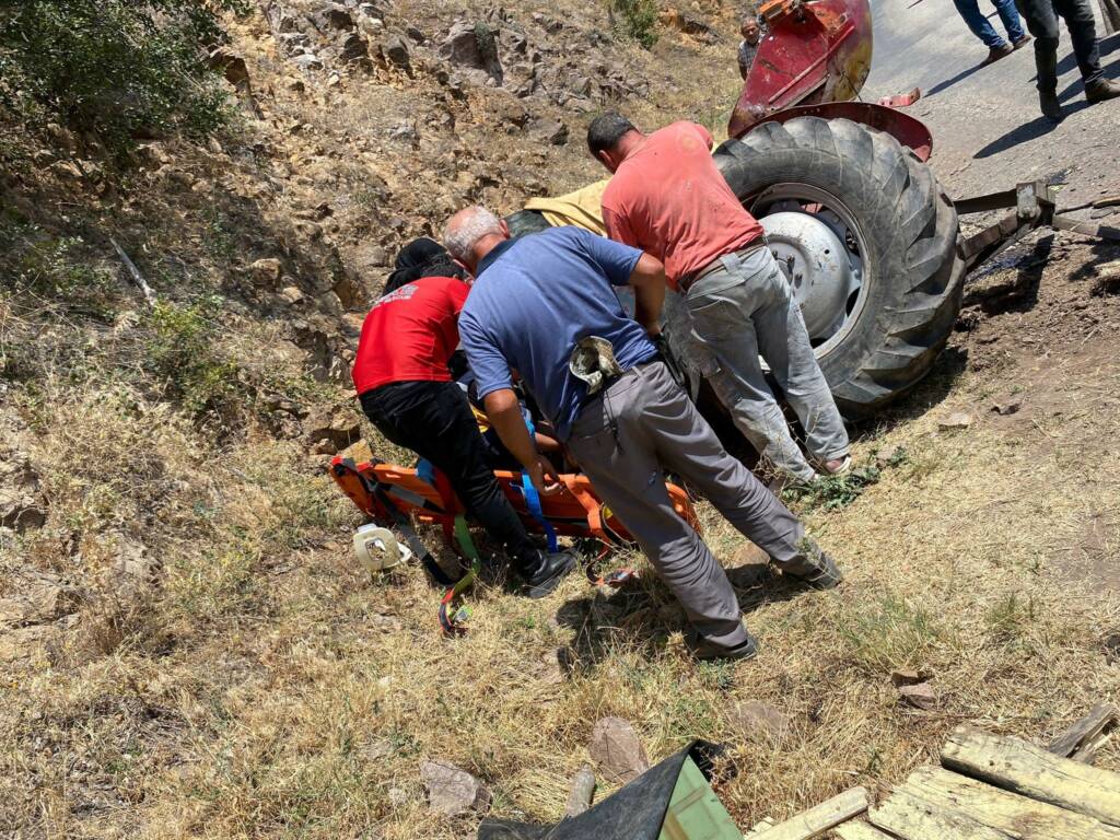 Traktör şarampole uçtu: Sürücü feci şekilde can verdi!