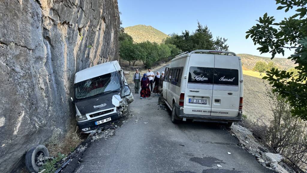 İki servis minibüsü çarpıştı: Çok sayıda yaralı!