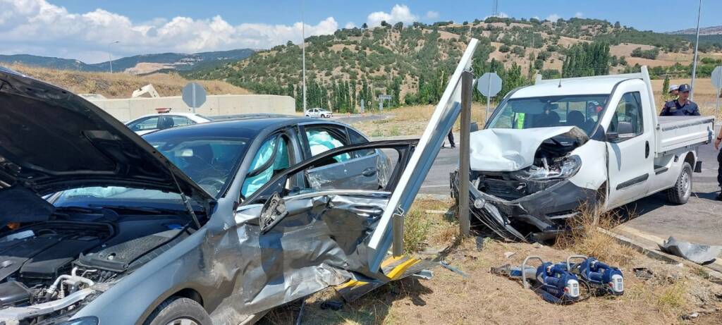 Amasya'da otomobil ile hafif