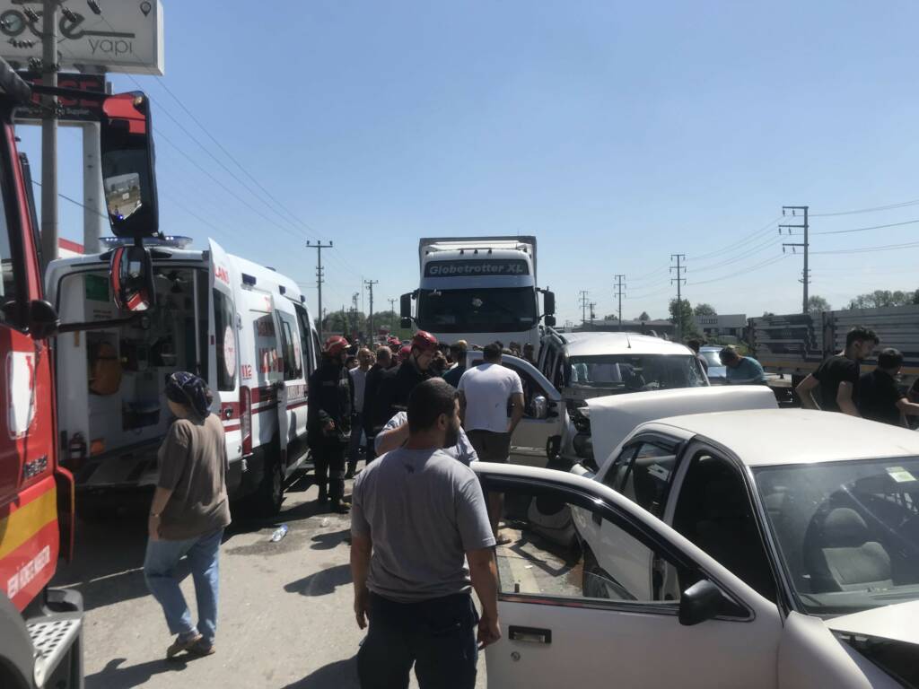 Tır zincirleme kazaya neden oldu: 1’i çocuk 5 yaralı!