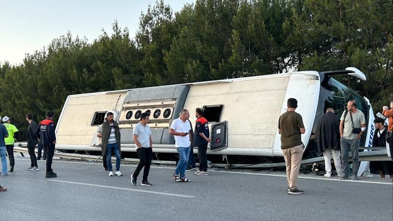 Uşak’ta yolcu otobüsü devrildi: Çok sayıda yaralı!