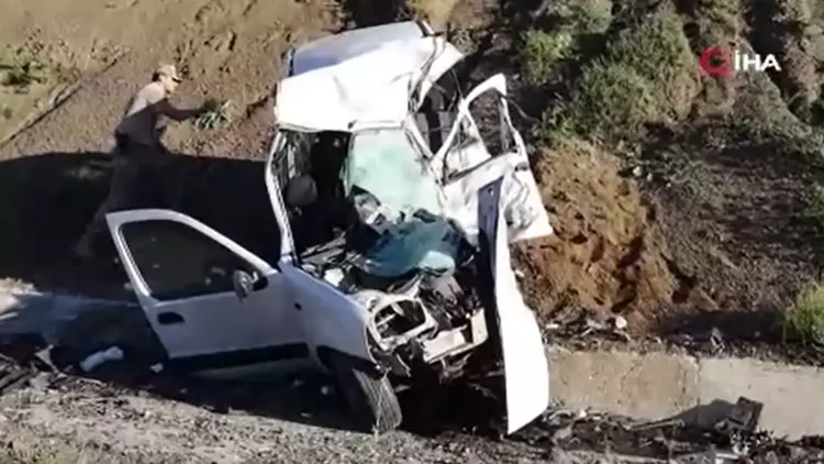 Ambulans ile hafif ticari araç çarpıştı: Çok sayıda ölü!