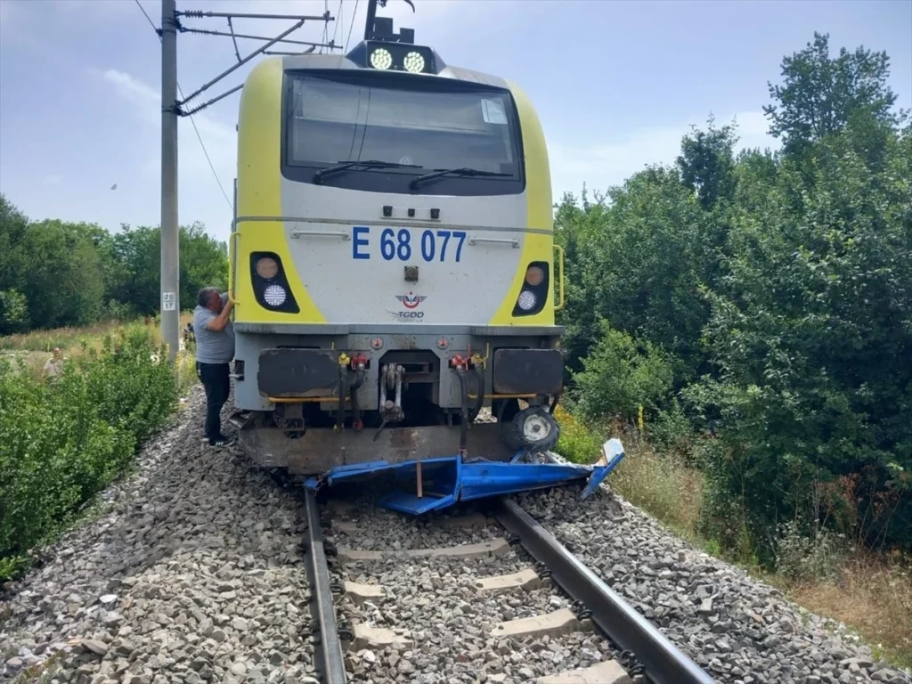 Kütahya’da Yolcu Treni Çapa Makinesine Çarptı