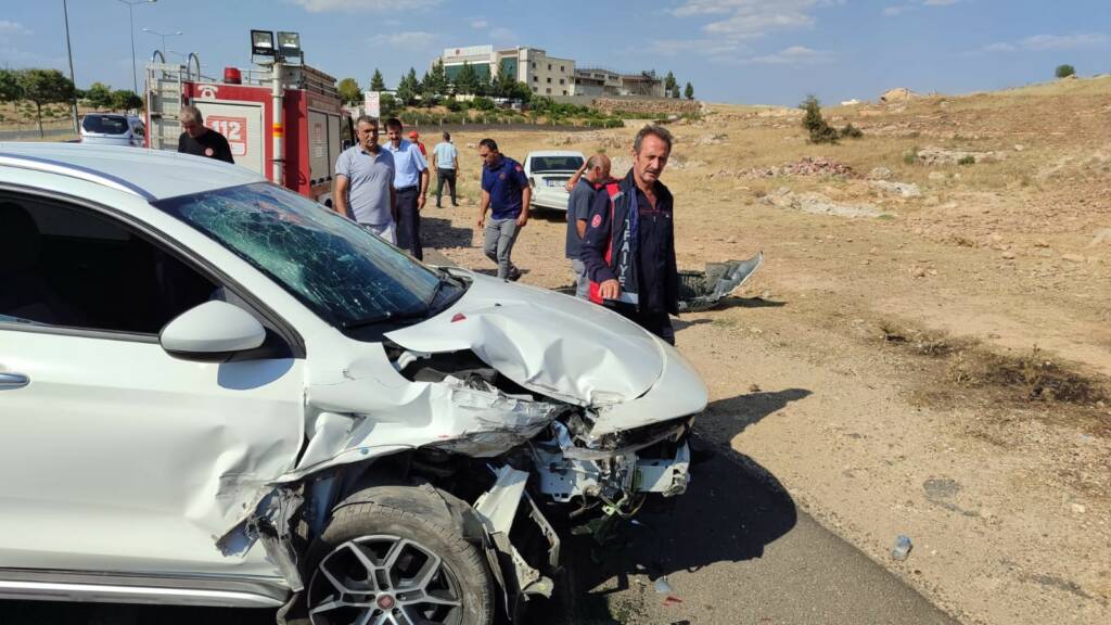 Mardin’de otomobiller çarpıştı: Yaralılar var!