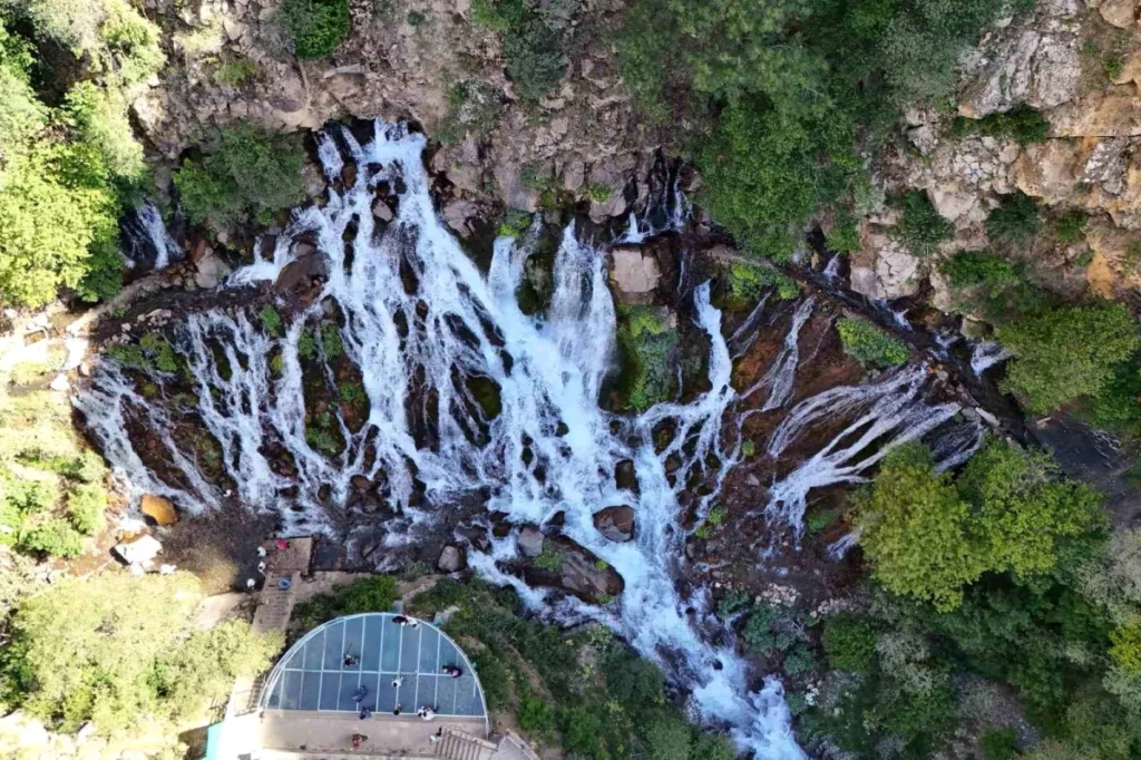 Gümüşhane’deki Tomara Şelalesi Turistlerin Gözdesi Haline Geldi