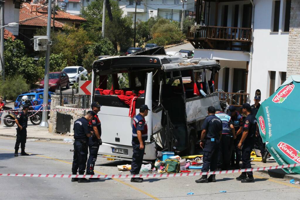 Tur midibüsü 3 araca çarptı: Çok sayıda ölü ve yaralı!