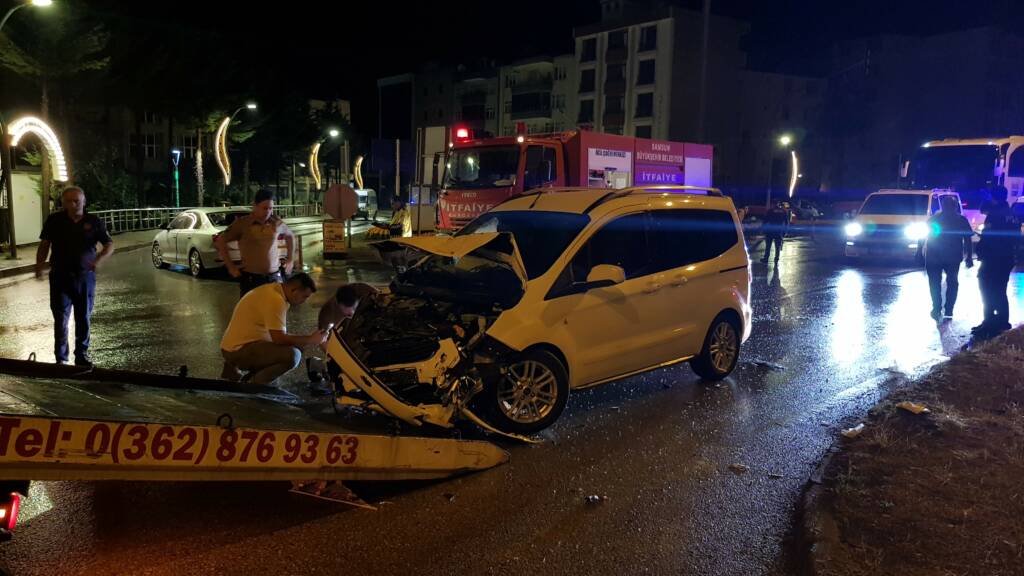 Samsun’da otomobiller çarpıştı: Yaralılar var!