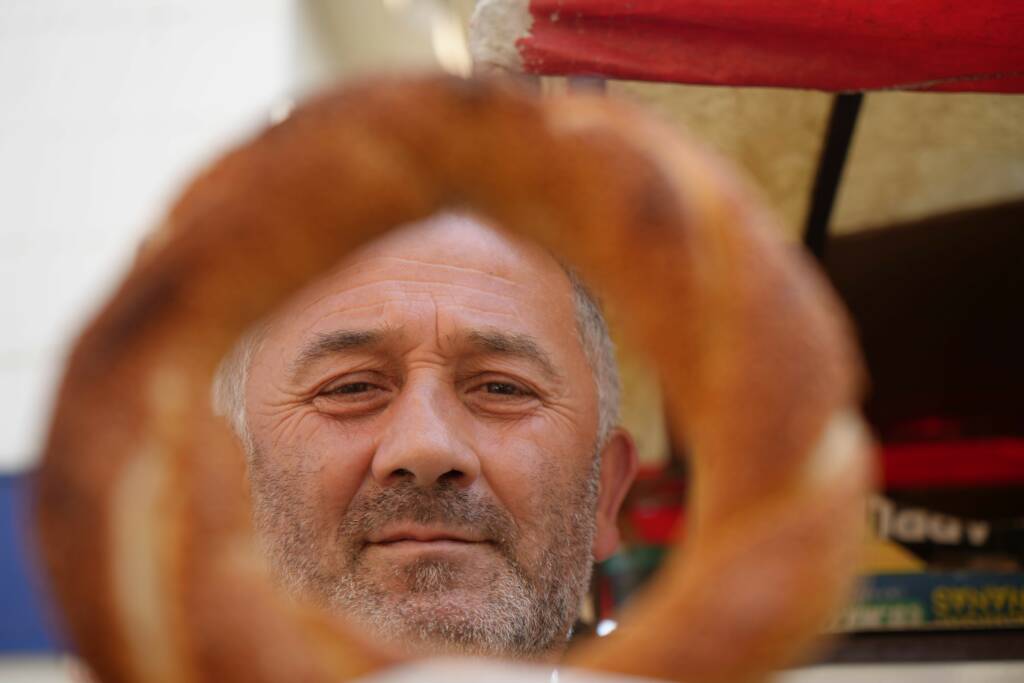 O ilde simide zam geldi: Simit ile ekmeğin fiyatı eşitlendi!