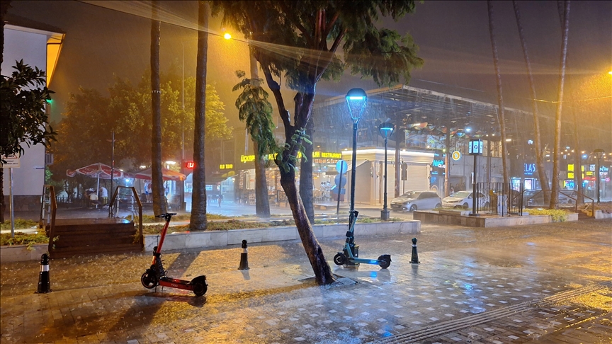 Antalya’da Sağanak ve Fırtına Etkili Oldu