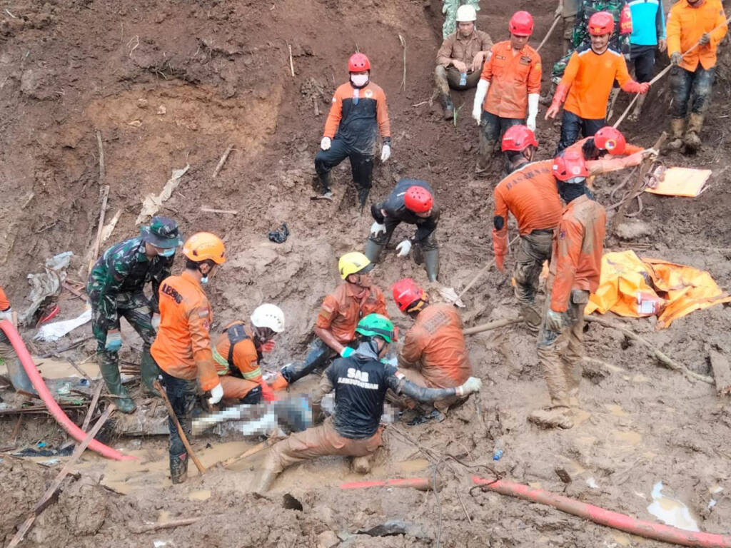 Endonezya’da toprak kayması: Çok sayıda ölü ve kayıp!