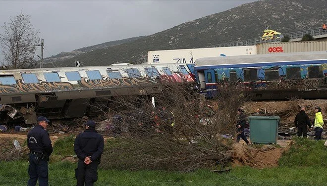 Tren raydan çıktı: 100 yaralı!