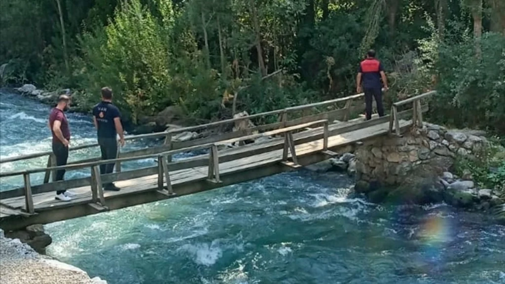 Dereye düşen çocuğunu kurtarmak istedi: Boğularak can verdi!