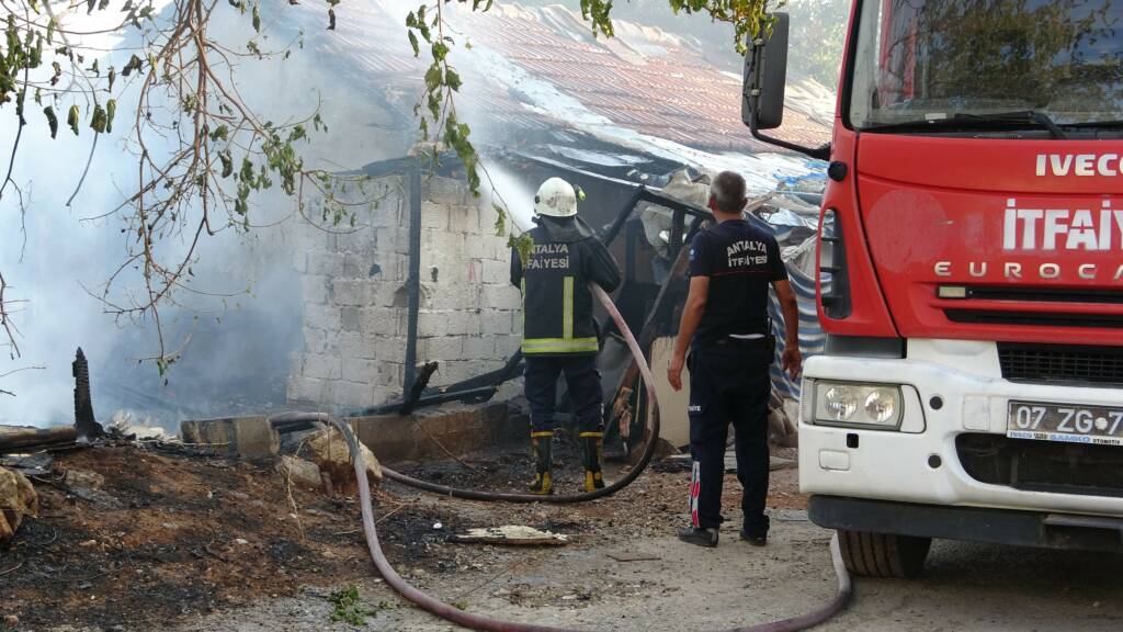 Antalya’da yangın faciası: 2 ev küle döndü!