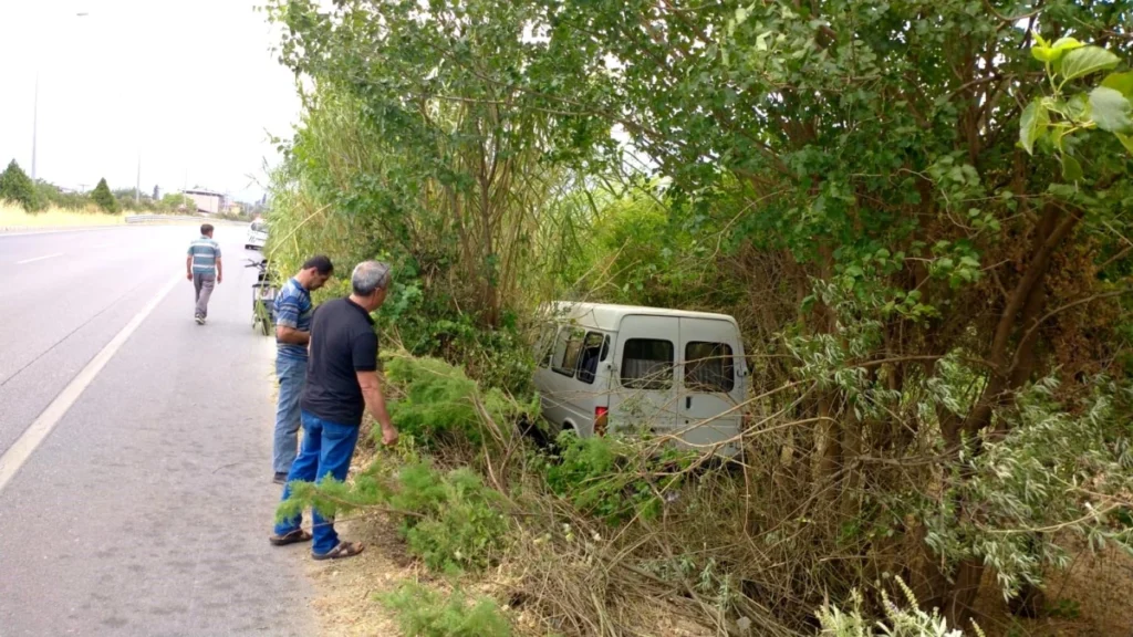 Aydın’da Ticari Araç Yoldan Çıktı: 2 Kişi Yaralandı