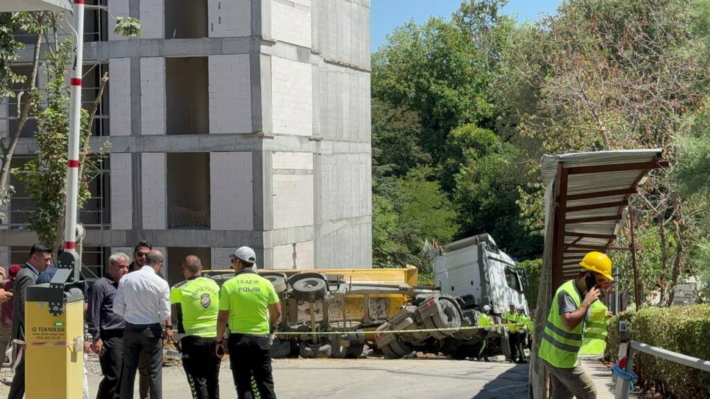 Hafriyat kamyonu yan yattı: Altında kalan işçi öldü!