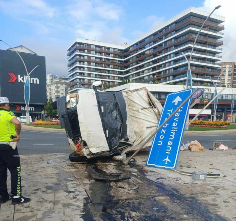 Kamyonet ile taksi çarpıştı: 20 kişi yaralı!