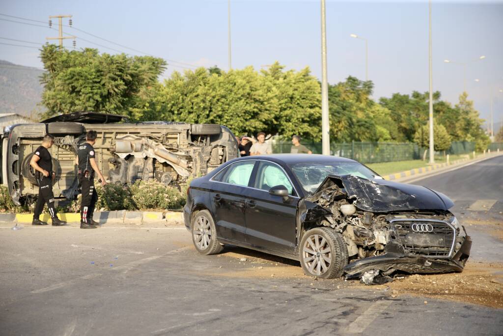 Otomobil ile minibüs çarpıştı: Yaralılar var!