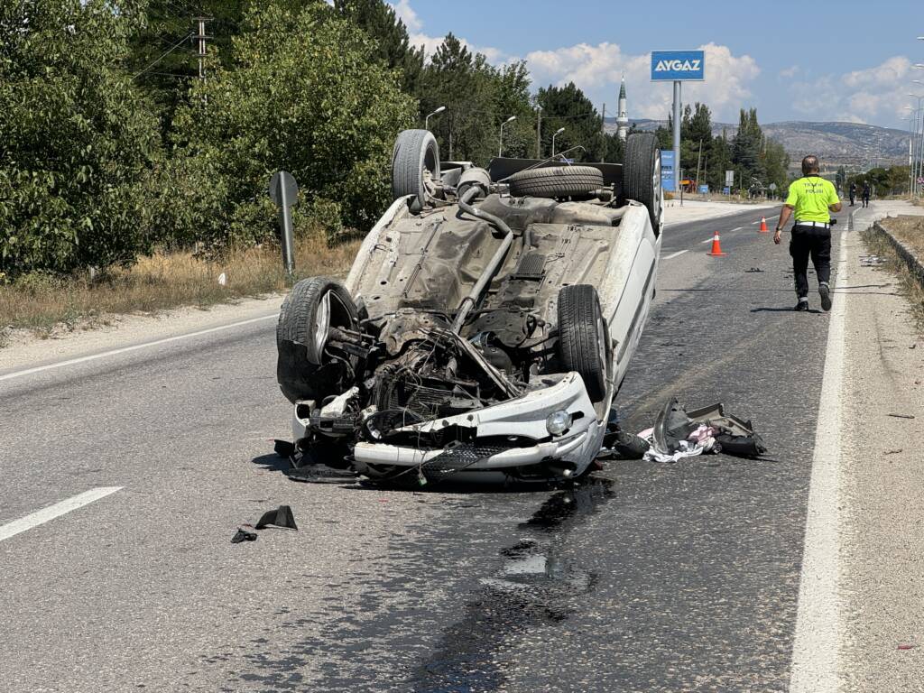 Sollamak isteyen otomobil devrildi: Çocuk dahil çok sayıda yaralı!