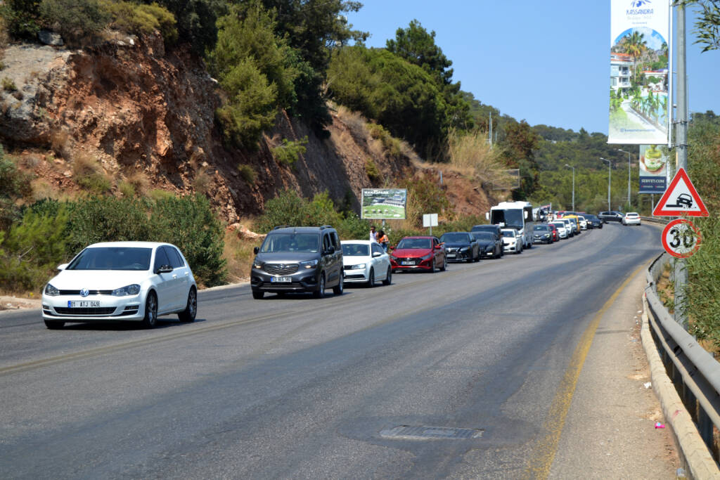 Trafik çilesi: Kilometrelerce araç kuyruğu oluşturdular