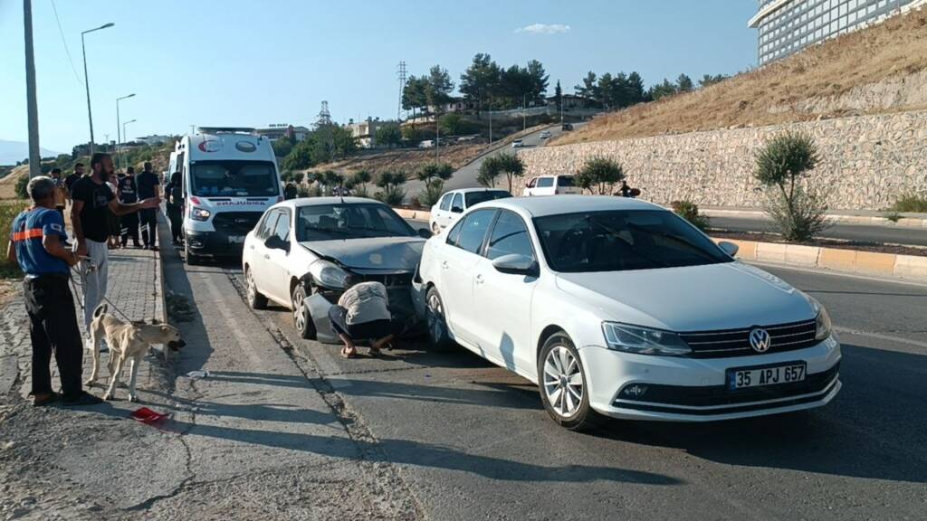  Adıyaman'da iki otomobilin çarpışması