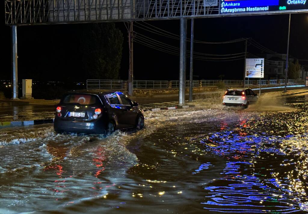 Aksaray’da sağanak hayatı felç etti