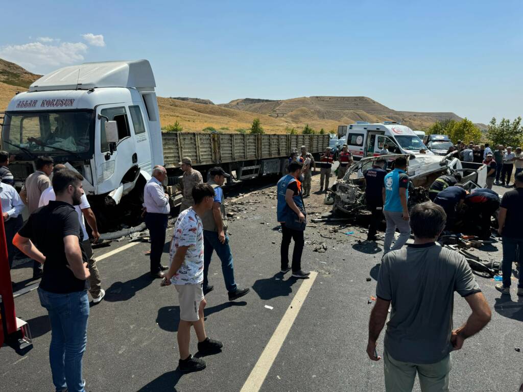 Düğün yolunda feci kaza: Çok sayıda ölü!