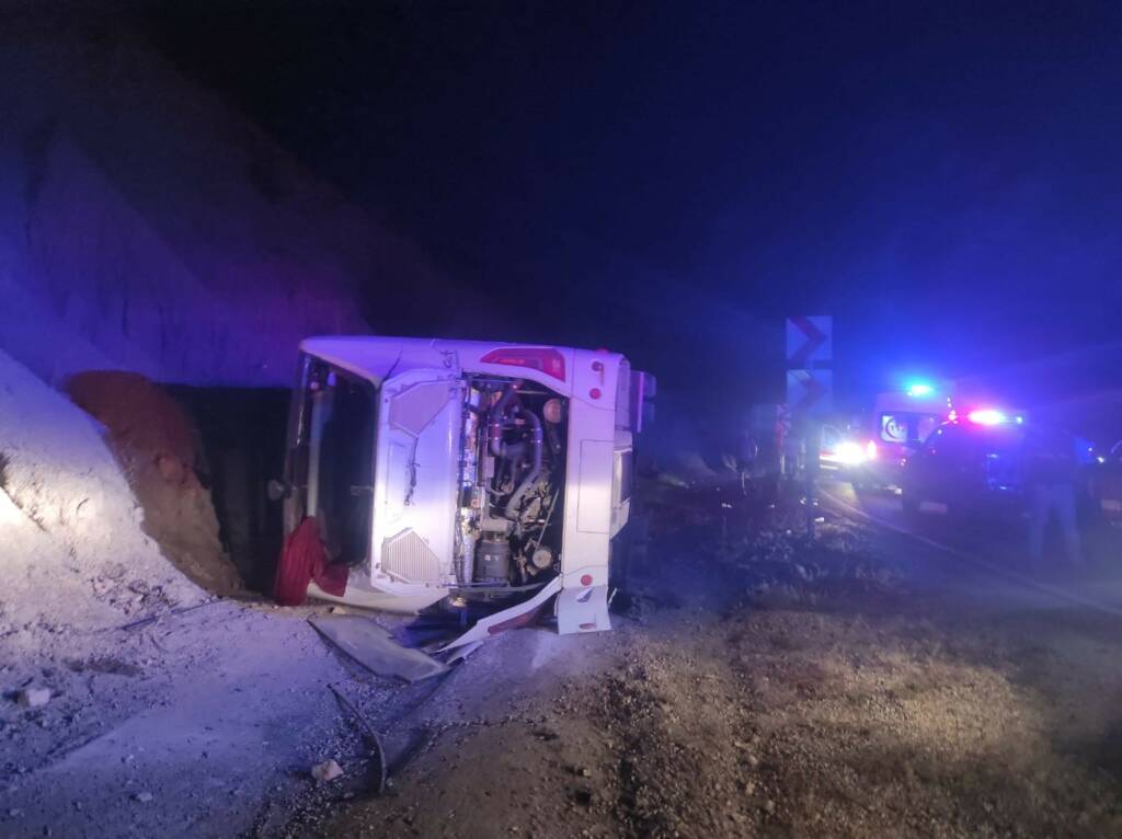 Karayolunda yolcu otobüsü devrildi: Çok sayıda yaralı!