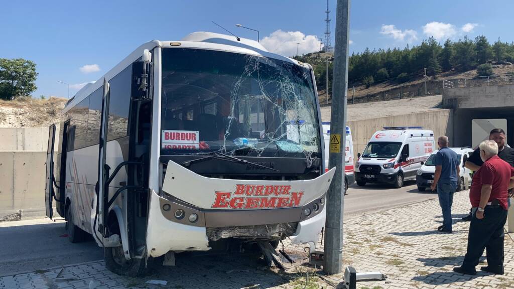 Yolcu midibüsü üst yoldan otogar içine düştü:15 yaralı