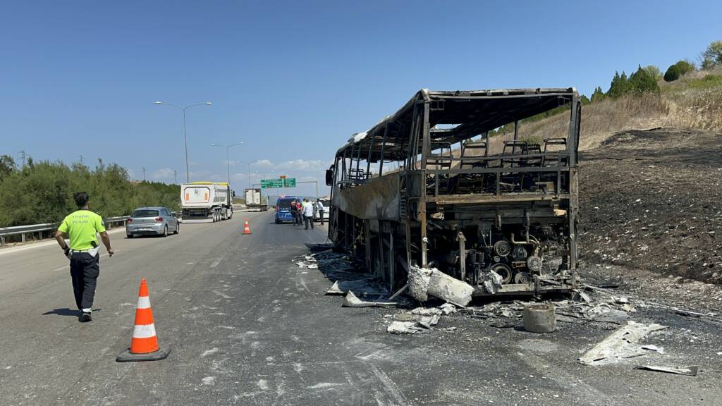 Facia teğet geçti: Otobüs yandı, 41 yolcu tahliye edildi