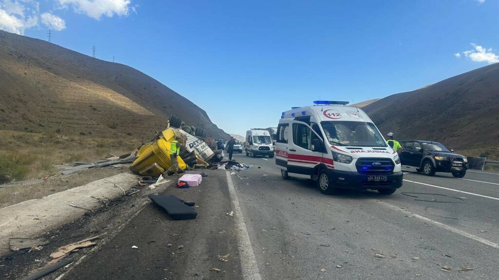  Erzincan’da tır ile otomobilin