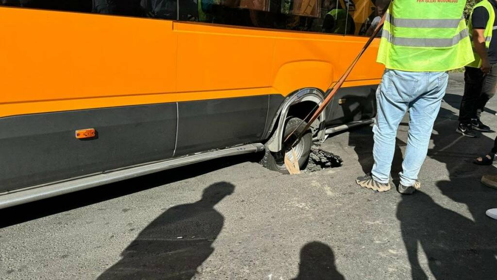 Çöken yol minibüsü çukura düşürdü