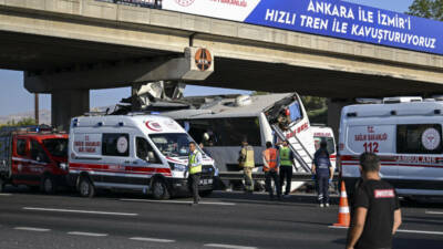 Otobüs köprüye saplandı: Çok sayıda ölü ve yaralı!