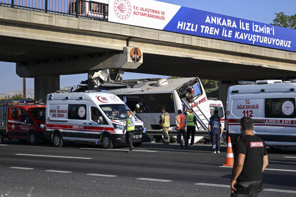 Otobüs köprüye saplandı: Çok sayıda ölü ve yaralı!