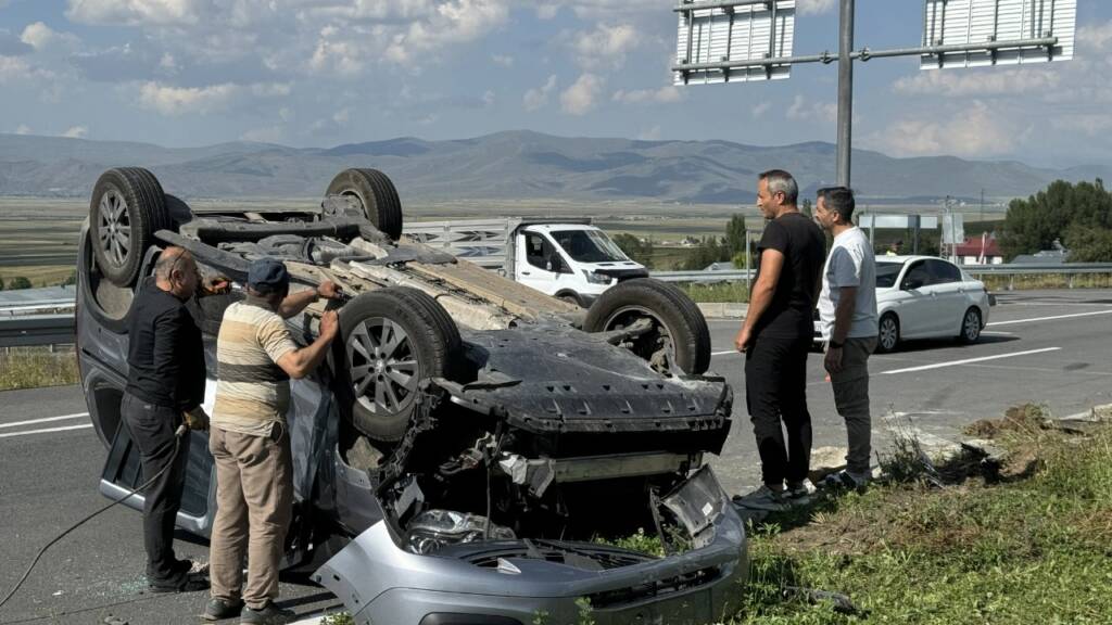 Korkunç kaza: Kamyonet ile otomobil çarpıştı, yaralılar var!