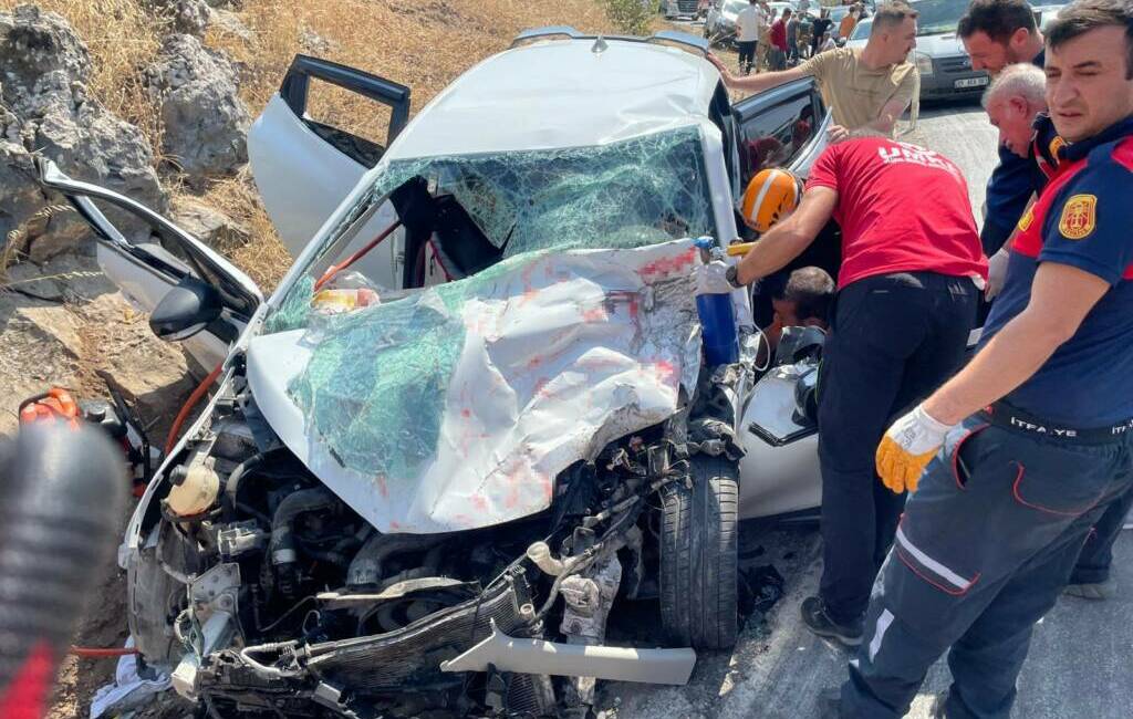 Bitlis’te otomobille tırın çarpışması