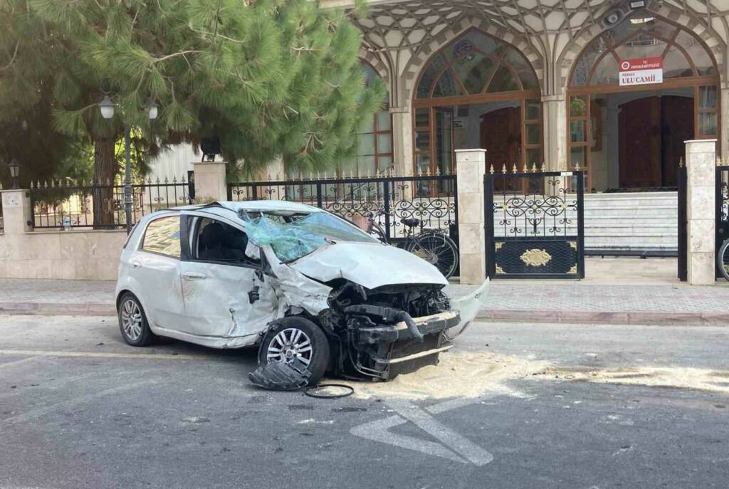 Çarpışan pikap cami duvarını yıktı, yaralılar var